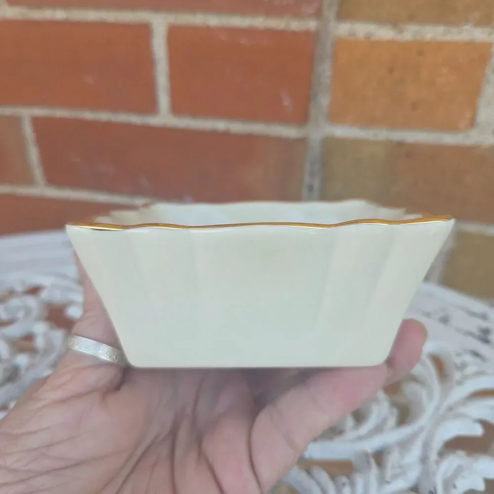 Lenox Holiday Cheer Square Fluted Dish Holly Gold Trim 4.25